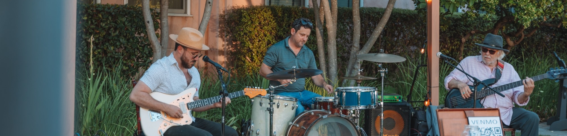 live music on the lawn