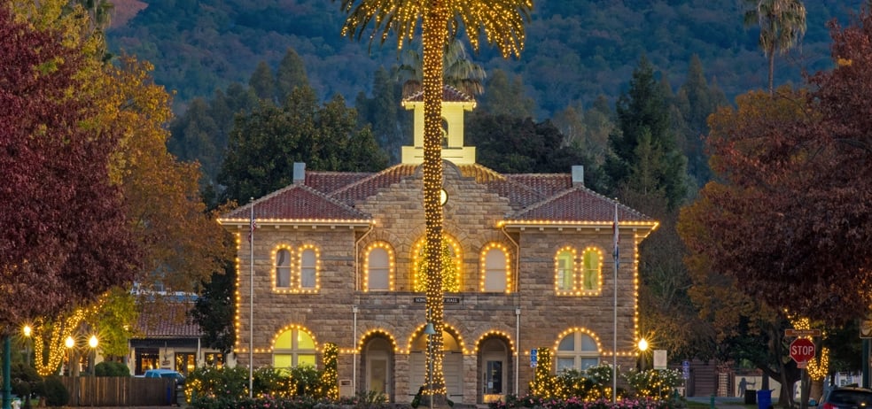 holiday lights on the sonoma plaza