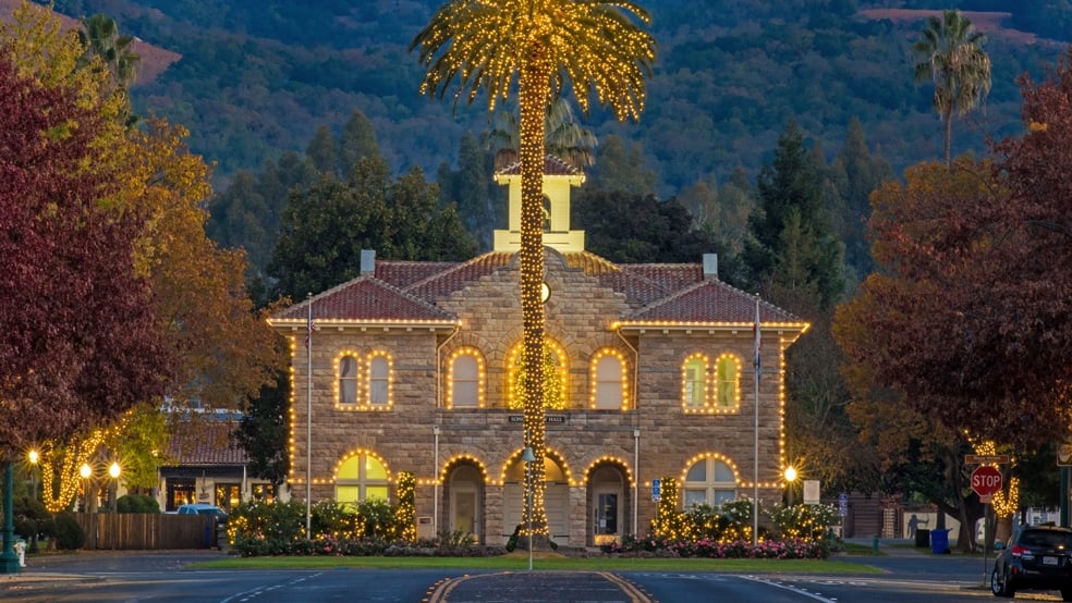 holiday lights on the sonoma plaza